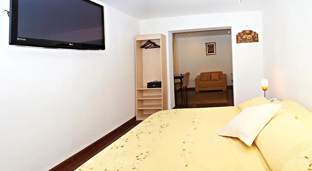 Hotel Fuente De Piedra I キト 3*,