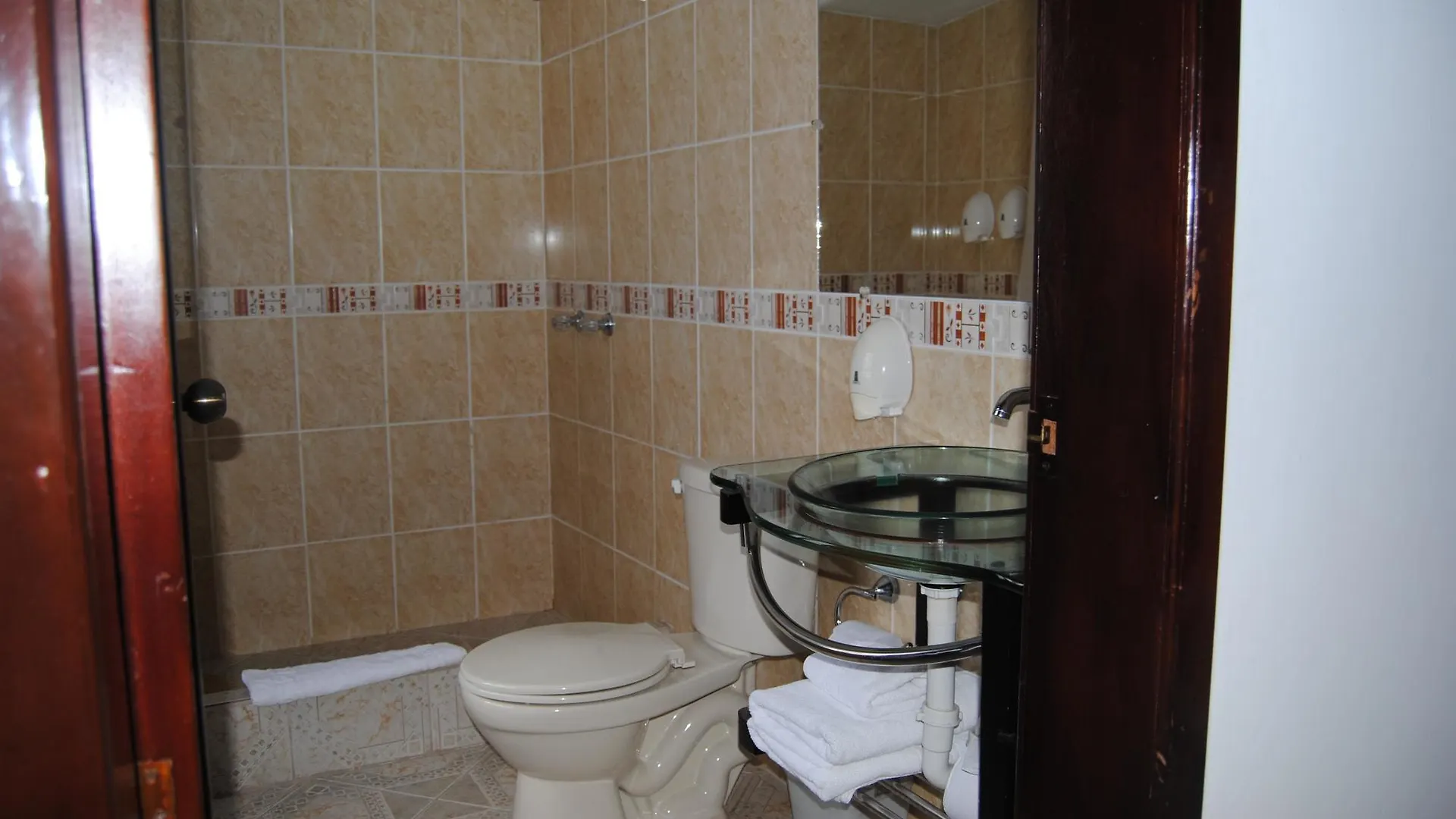 Hotel Fuente De Piedra I キト