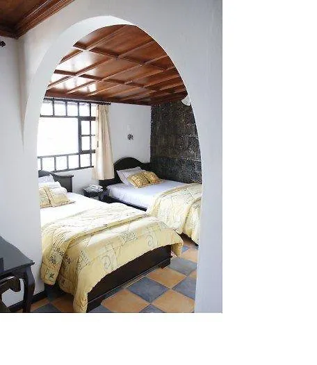 Hotel Fuente De Piedra I キト