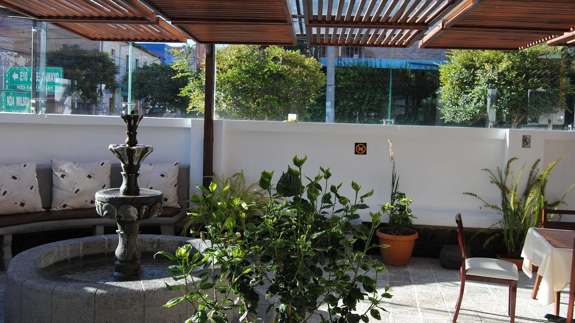 Hotel Fuente De Piedra I キト