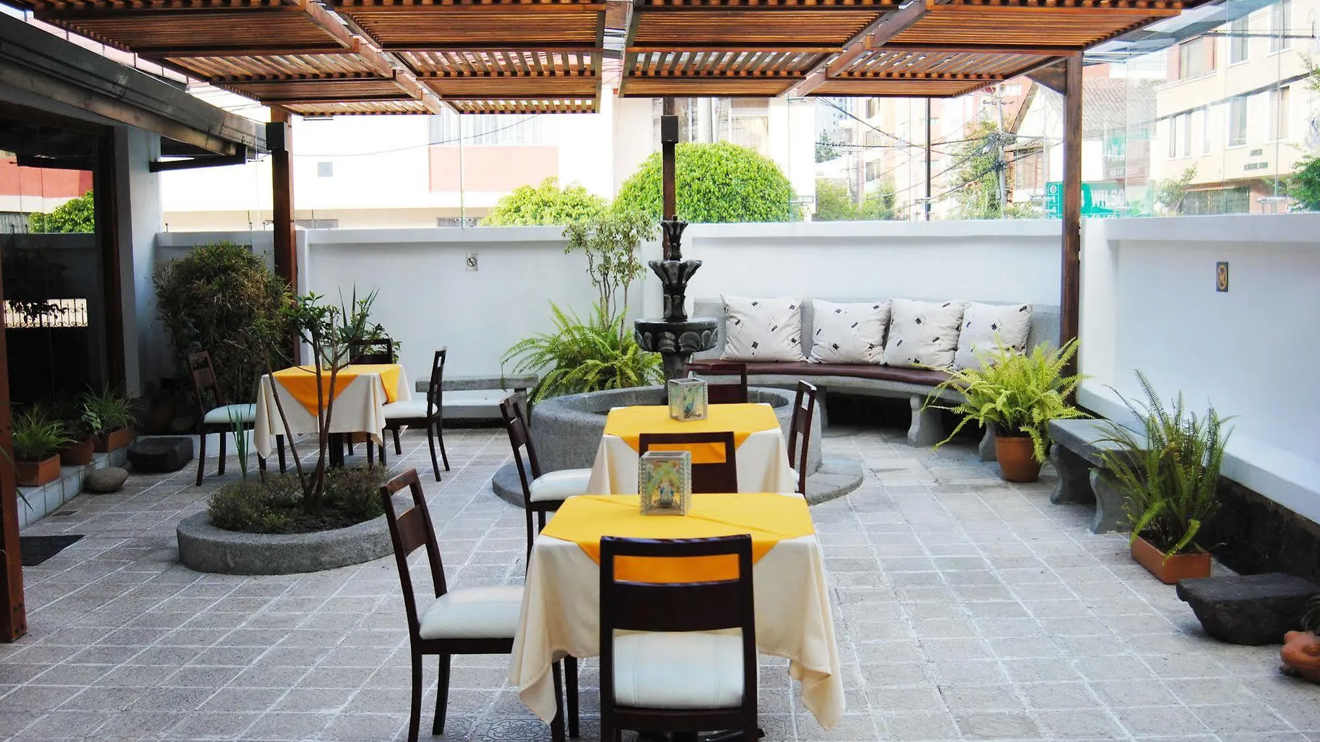 Hotel Fuente De Piedra I キト