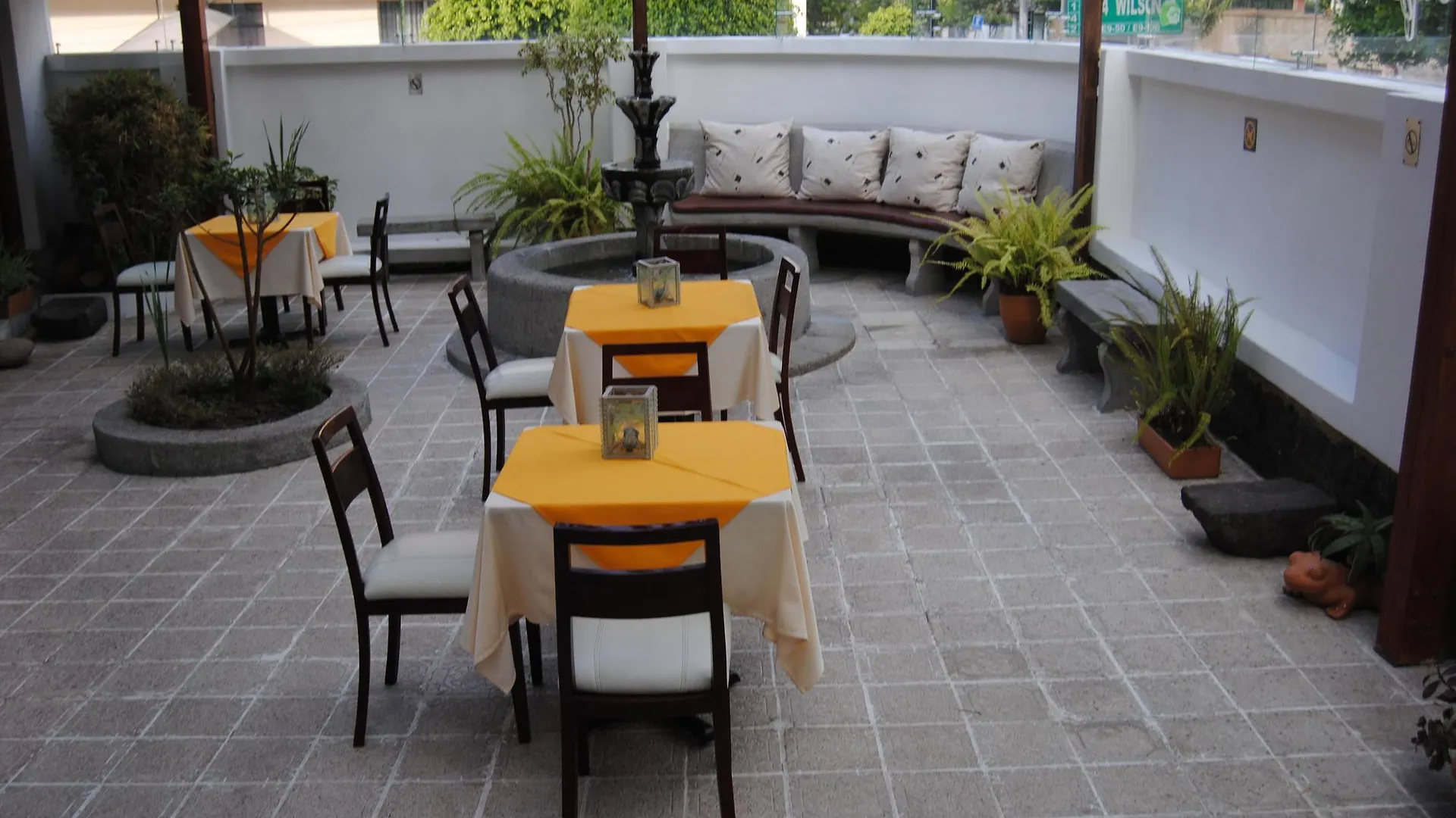Hotel Fuente De Piedra I Quito